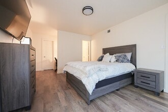 Building Photo - Furnished Master Bedroom 3 with Patio Acce...