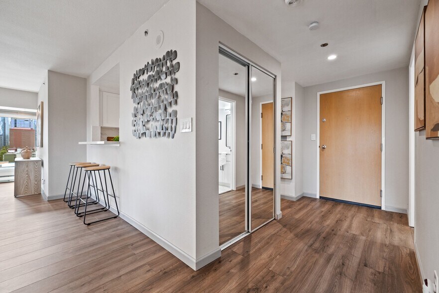 Building Photo - 121 Vine St