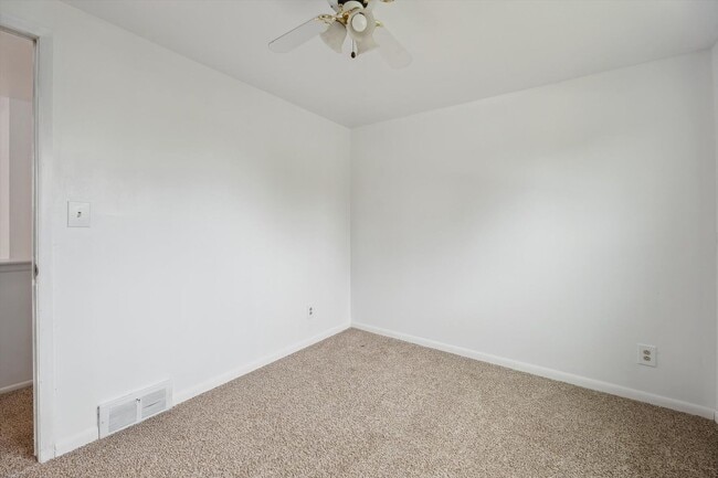 Building Photo - Move-In Ready 4 bedroom, 3 bathroom Home i...