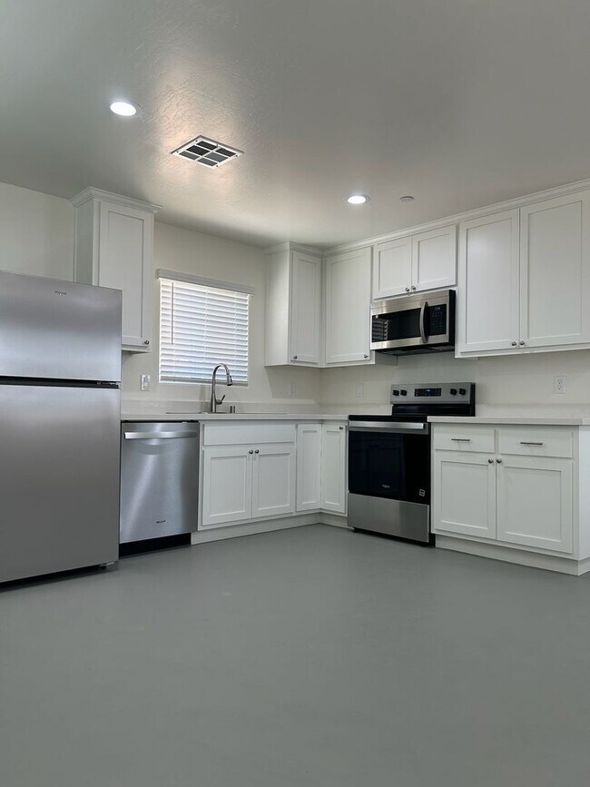 Building Photo - 1340 W Mariposa Ave