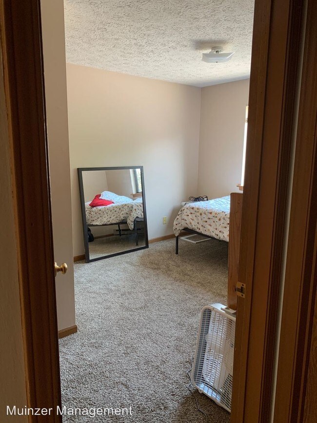 Building Photo - 2 br, 2 bath Room For Rent - 261 W. Wood St.