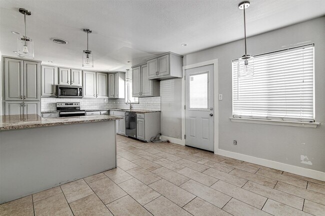 Building Photo - 614 Blueberry Ln