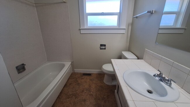 Building Photo - Brand new paint & move in ready 3 bed 1 ba...