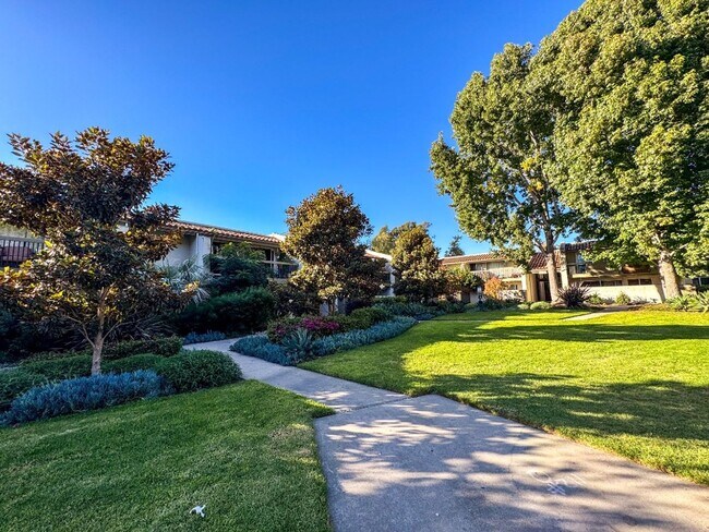 Building Photo - Bright single level 2 bed 1 bath Condo