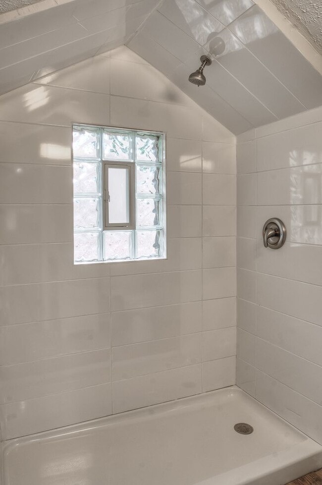 Building Photo - 4 bed in Aksarben