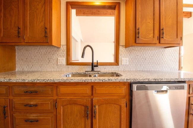 Building Photo - 4 Bed 3 Bath 2 Car Garage-1/2 off 1st Mont...