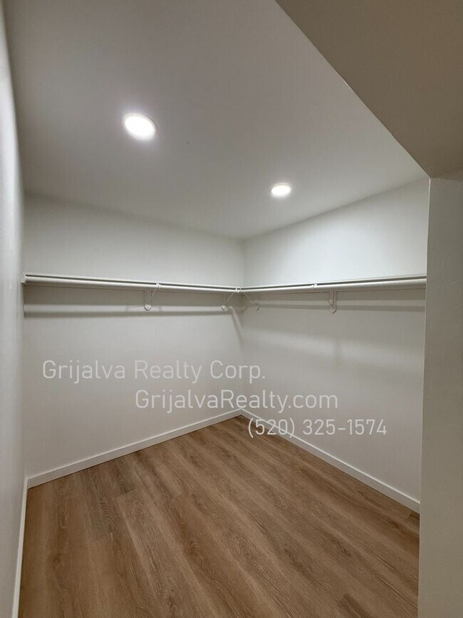 Building Photo - 2924 N Winstel Blvd