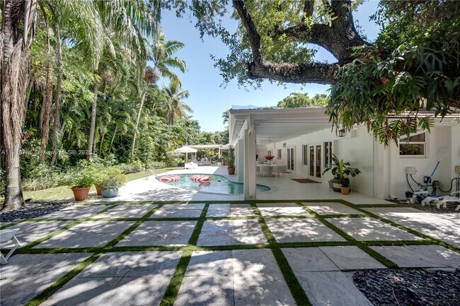 Building Photo - 11905 SW 67th Ave