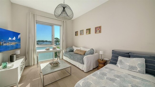 Building Photo - 635 S Orange Ave