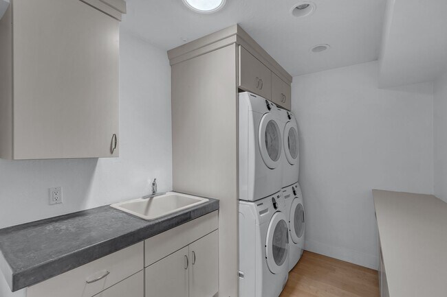 Building Photo - Mid-century modern home in Arcadia with pr...