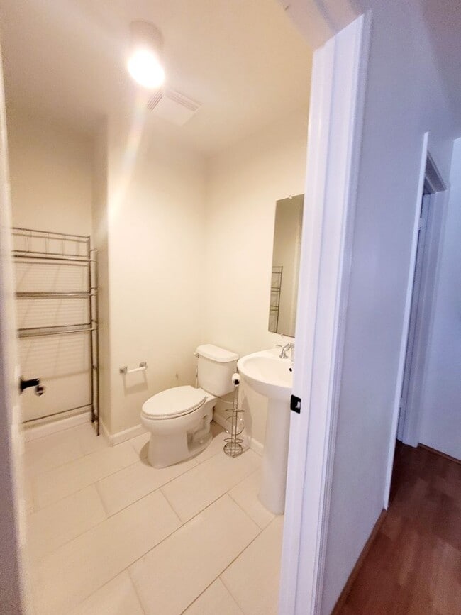 Building Photo - AVAILABLE | Hawaii Kai: 3 Bedroom,2.5 Bathroom Townhome w/AC & Attached Garage |  | Features: In ...