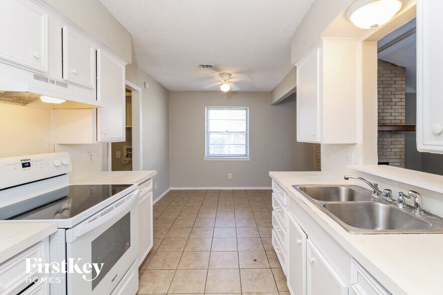 Building Photo - 502 Oak Ridge Pl