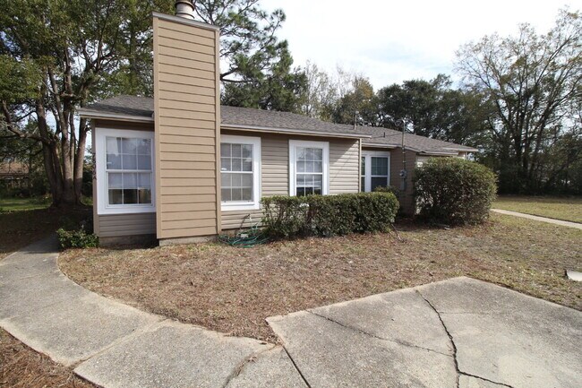 Building Photo - Updated Duplex with Patio & Fireplace – $2...