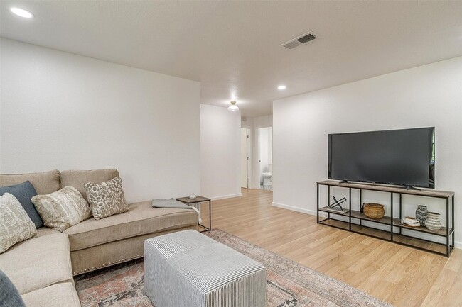 Building Photo - 1701 Larkspur Dr
