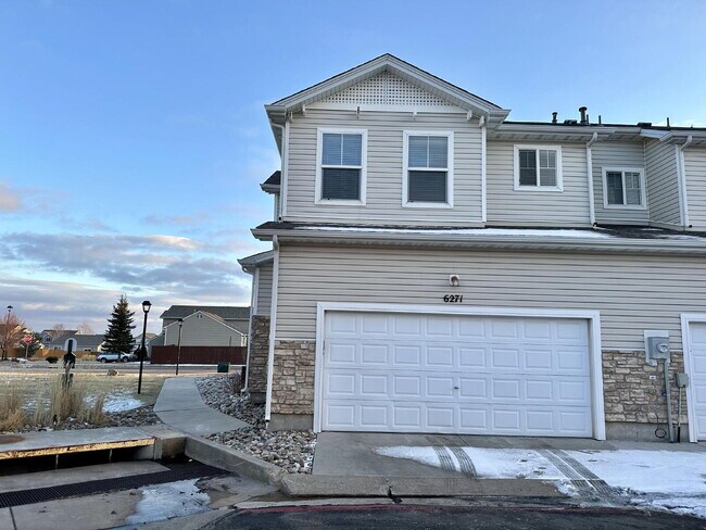 Building Photo - Stylish 2 bedroom Townhome end unit w/Loft 80923