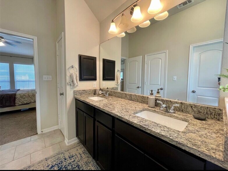 Building Photo - 122 Green Haven Dr