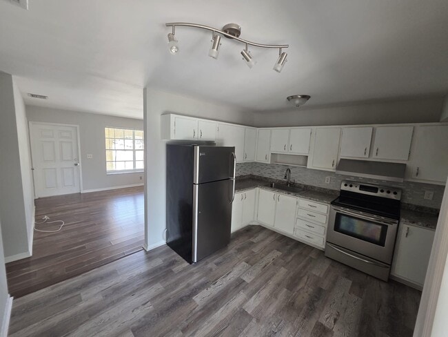 Building Photo - 978 Sumter Rd W