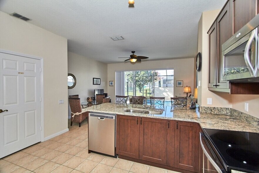 Building Photo - 2330 Silver Palm Dr