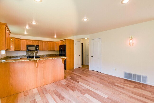 Building Photo - Beautiful 3 bed/2.5 bath single family hom...