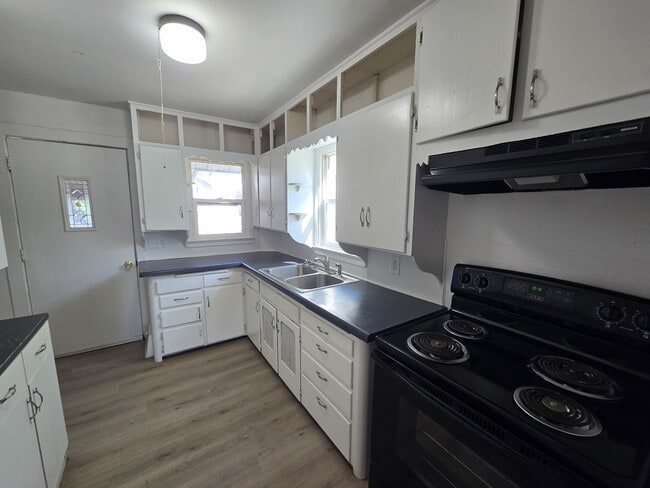 Building Photo - 518 Kern St