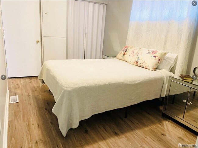 Building Photo - 11227 Packard Ave