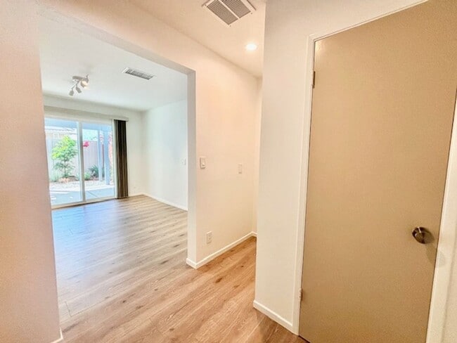 Building Photo - 136 Ventura Ave