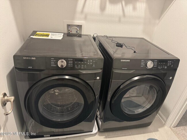 Building Photo - 213 Silver Myrtle Ct