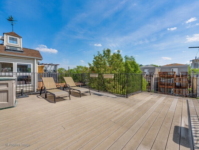 Building Photo - Rarely available single family home for rent in the Southport Corridor!