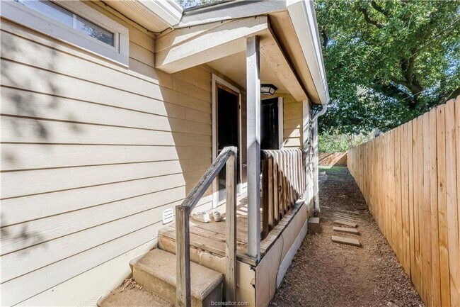 Building Photo - LOCATION!! LOCATION!! Walking Distance to ...