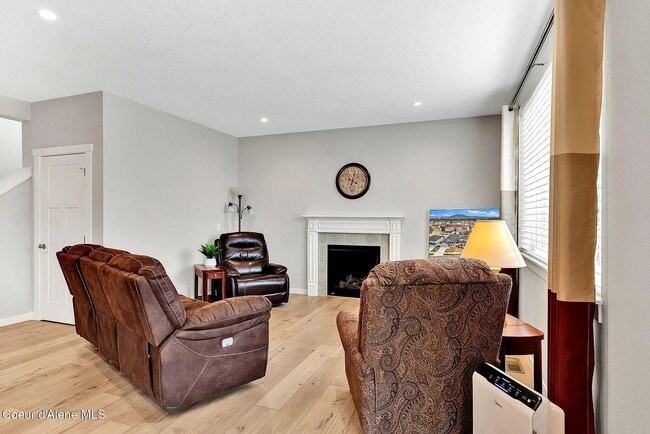 Building Photo - Coeur d'Alene Place – 3 Bed, 2.5 Bath Home...