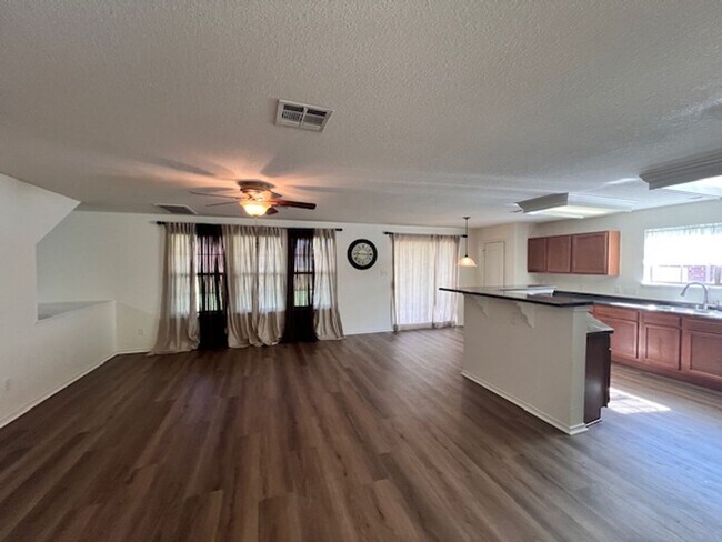 Building Photo - NorthPark / Taylor, TX / 4 bedrooms / Approx 2932 sq. ft. / Refrigerator / Washer & Dryer / New C...