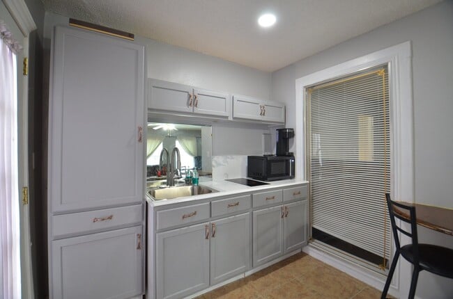 Building Photo - 13102 Richmond Ave.