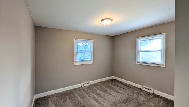 Building Photo - 923 Jasper St