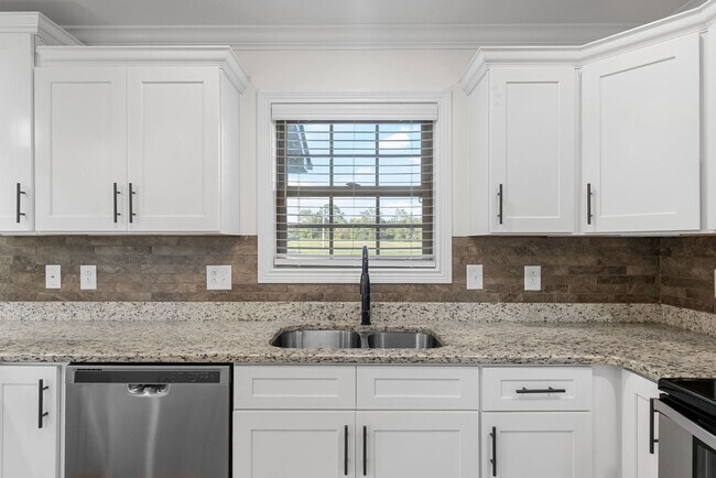 Building Photo - Pet Friendly Four Bedroom with Bonus!