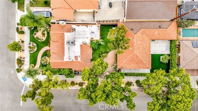 Building Photo - 546 S Beachwood Dr