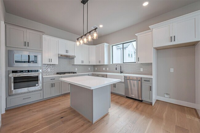 Building Photo - 1222 W 24th St