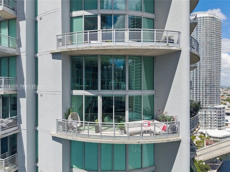 Building Photo - 690 SW 1st Ct