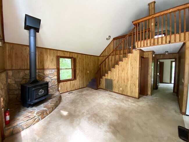 Building Photo - 2 Bed/1 Bath Cottage in Private Area