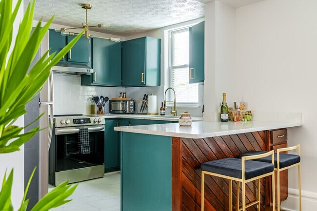 Building Photo - 33 Lundy St