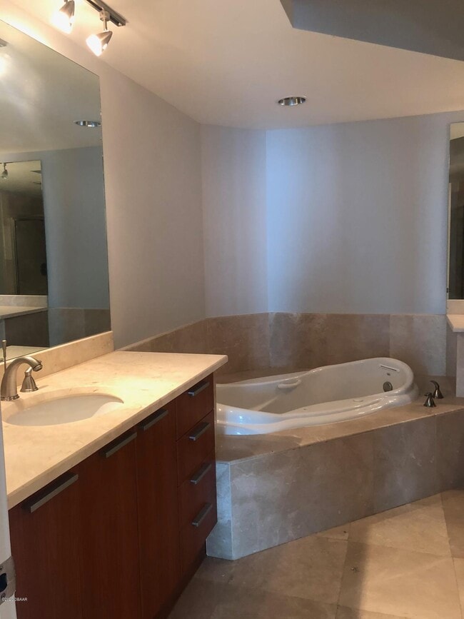 Building Photo - 231 Riverside Dr