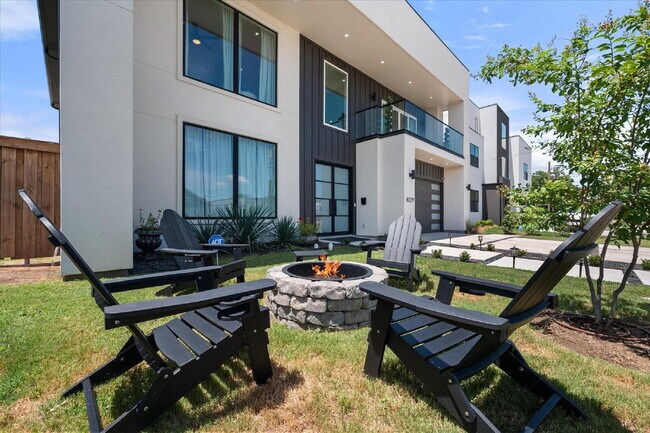 Building Photo - "Luxury 5-bedroom home offering expansive living, upscale design and seamless indoor-outdoor ente...