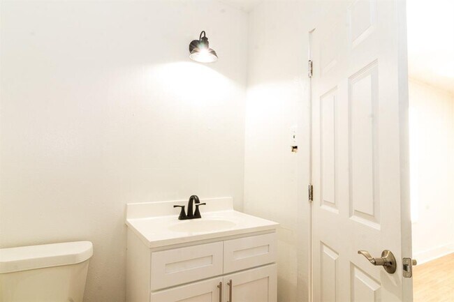 Building Photo - 4918 Leffingwell St