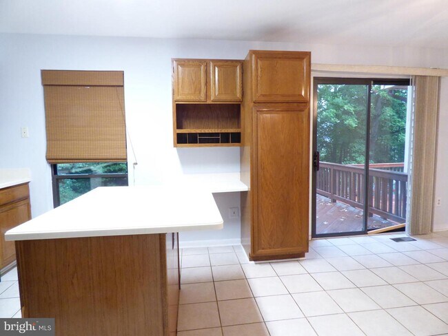 Building Photo - 6634 Westbury Oaks Ct