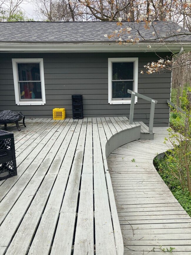 Building Photo - 3 bedroom, 1 bath House: Available August ...