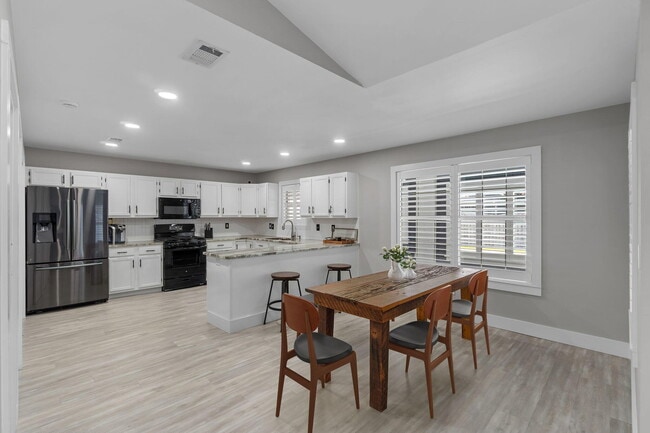 Building Photo - 374 S Shore Dr