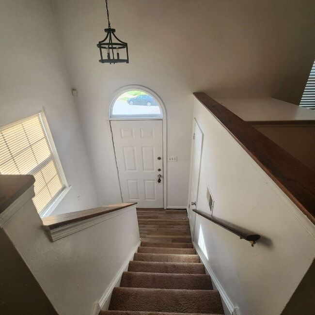 Building Photo - "Charming 3-Bed Townhouse with Finished Ba...