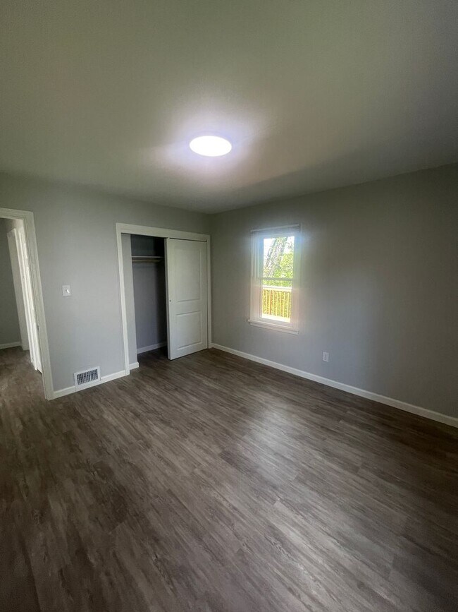 Building Photo - AVAILABLE NOW!! 4 Bed 1.5 Bath Home IN South Park