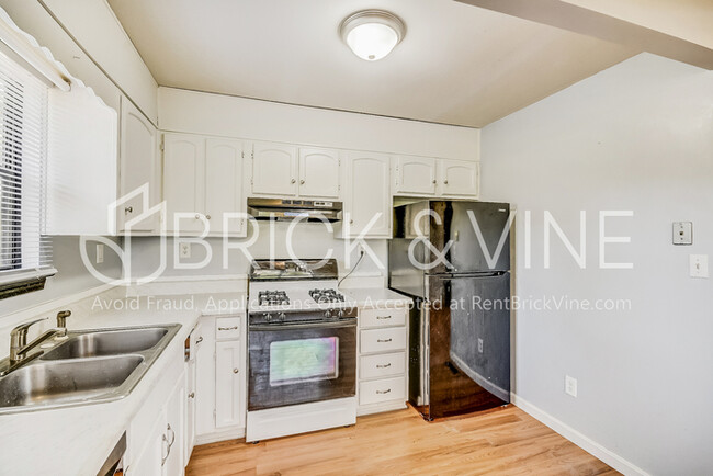 Building Photo - 851 25th Ave NE