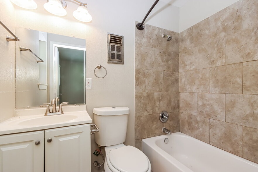 Building Photo - 14234 Juliedale Dr