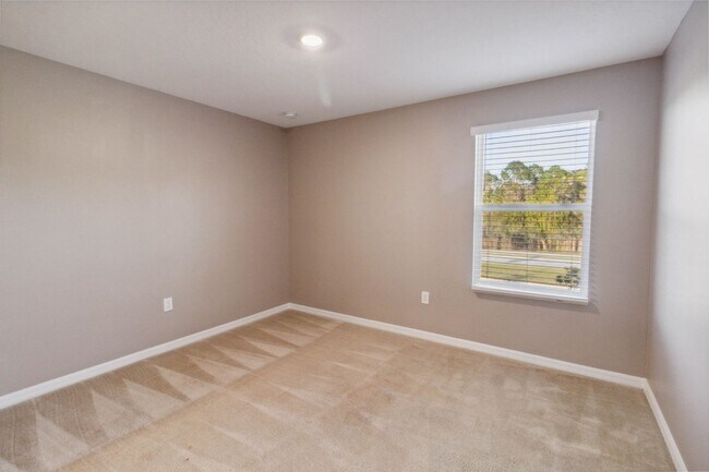 Building Photo - Like New 4/3 Townhome in Gated Community W/ Community Pool
